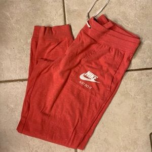 NIKE Lightweight Cuffed Joggers
